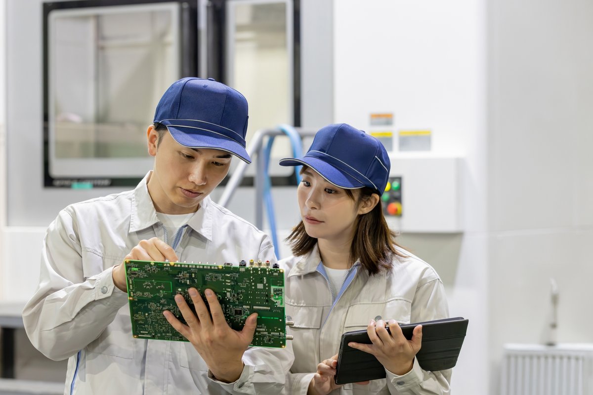 工場で製品を検査する男女作業員