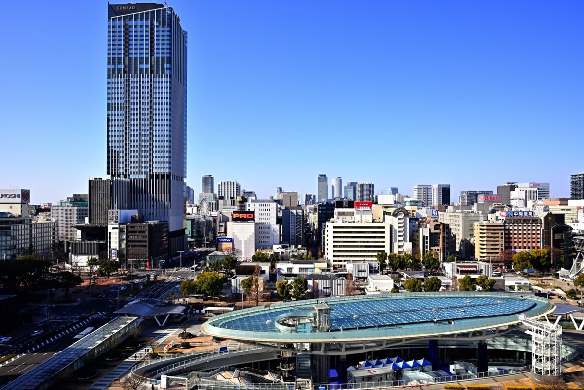 青空の下で名古屋市栄の景観を俯瞰撮影2