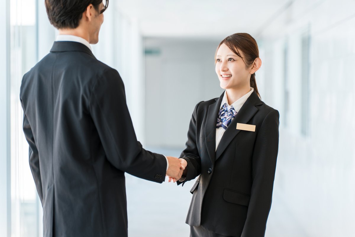 握手をして挨拶をするビジネスマン男女