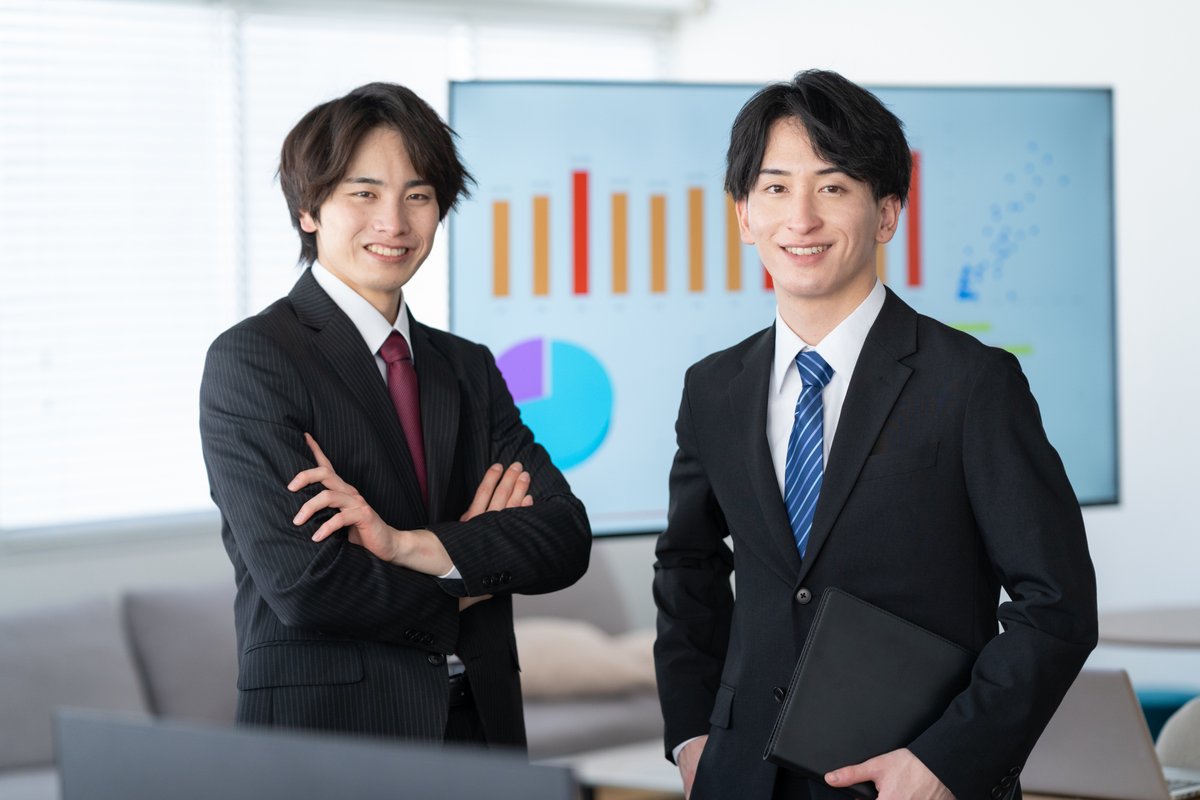 オフィスで会議をする若いビジネスマン