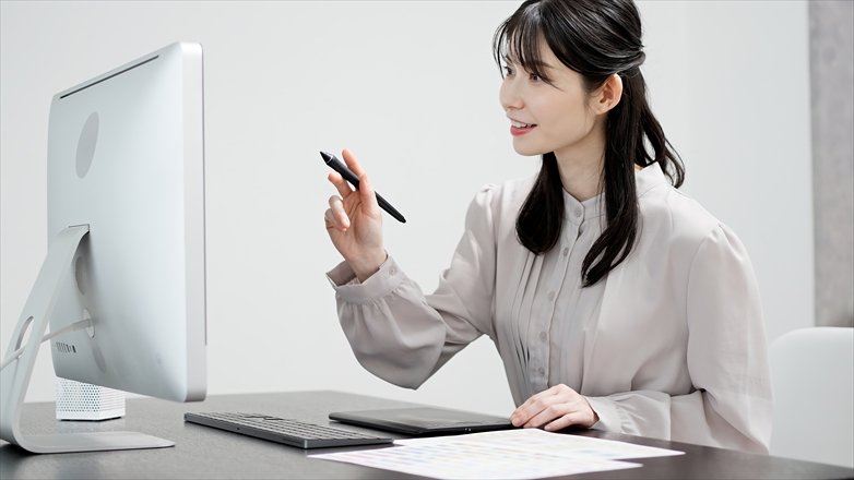 パソコンで仕事をするクリエイターの女性