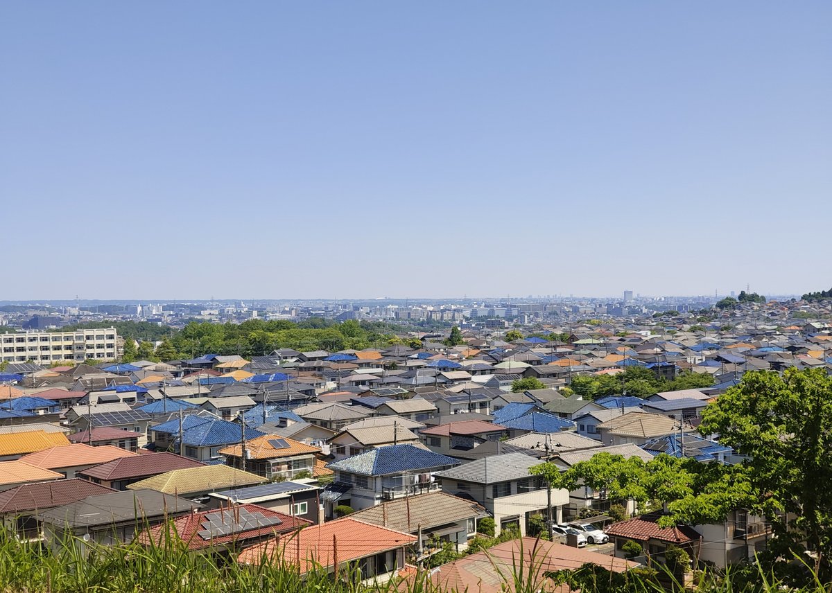 青空と広がる住宅街の街並み