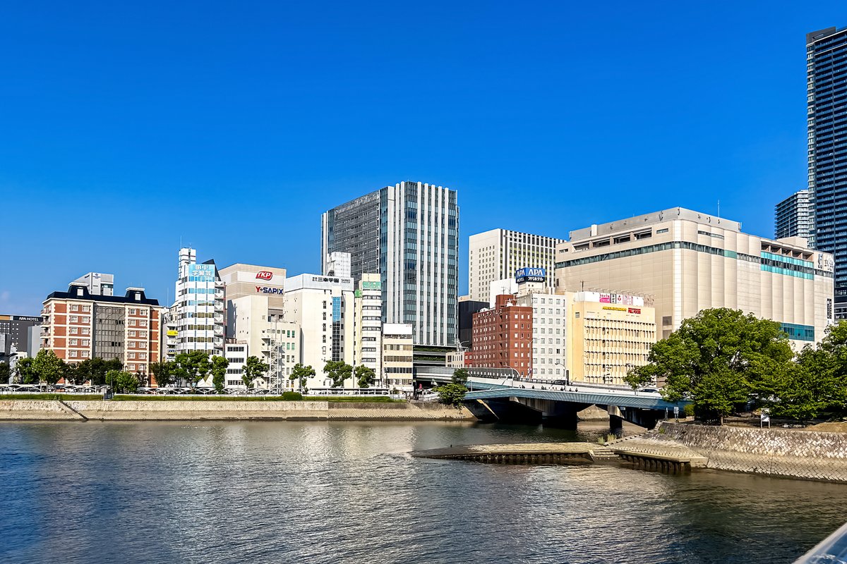 晴天の日に眺める広島上柳橋付近の景色