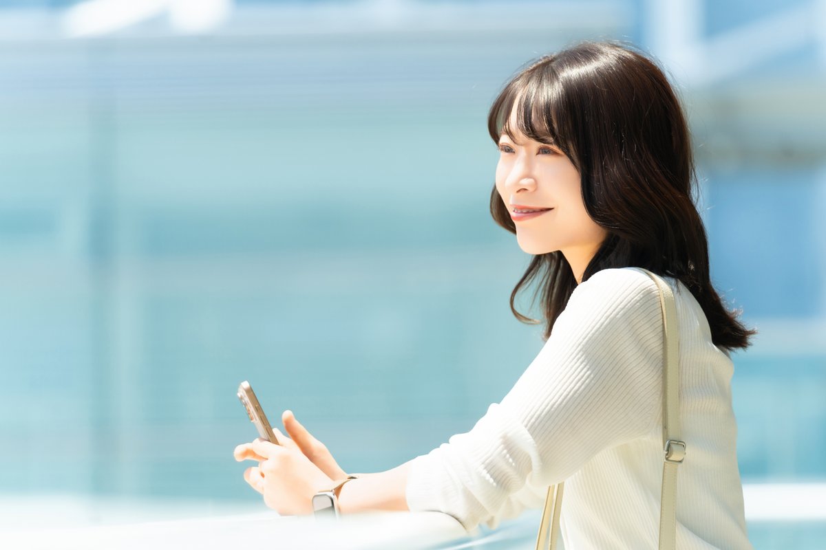 屋外でスマホを使う女性・ビジネスウーマン