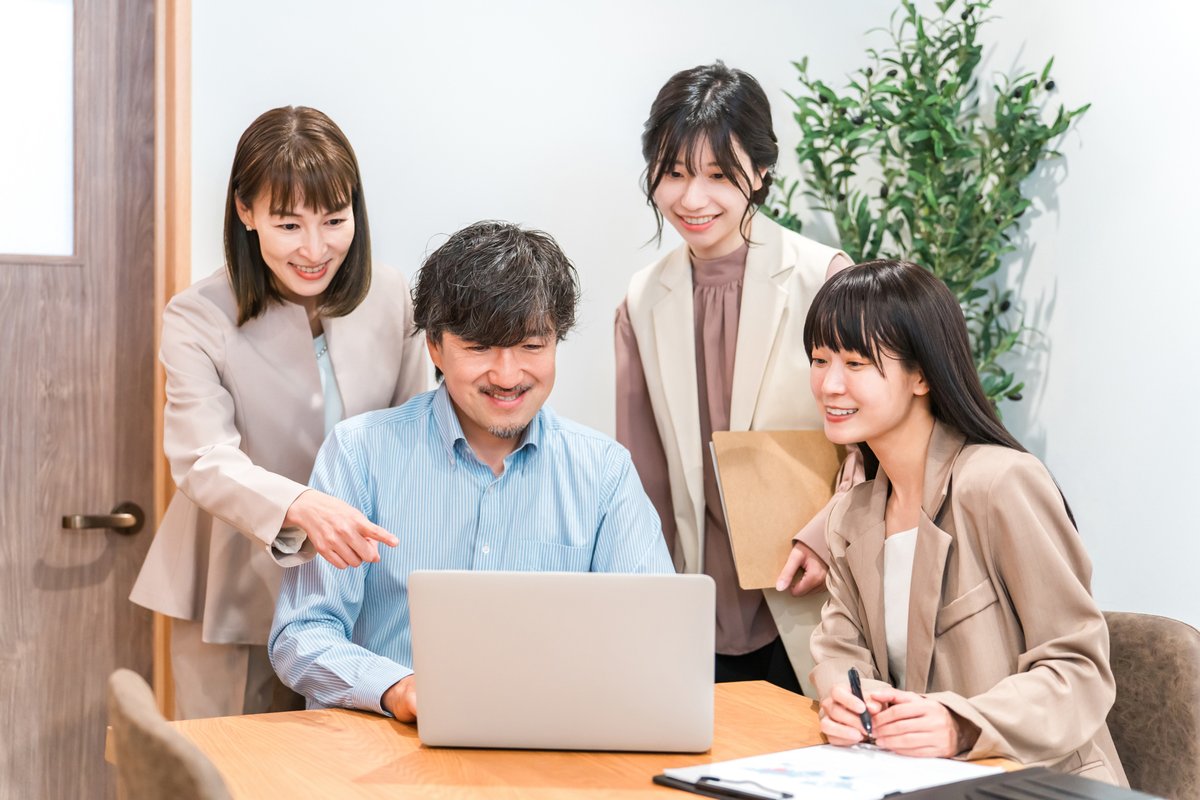 会議,打ち合わせ,ミーティングをする男女