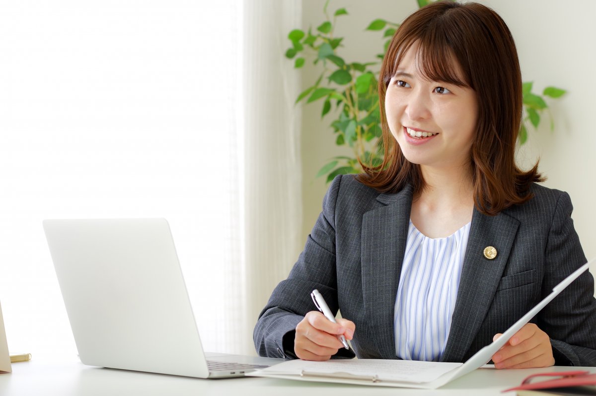 相談者と面談をする女性弁護士