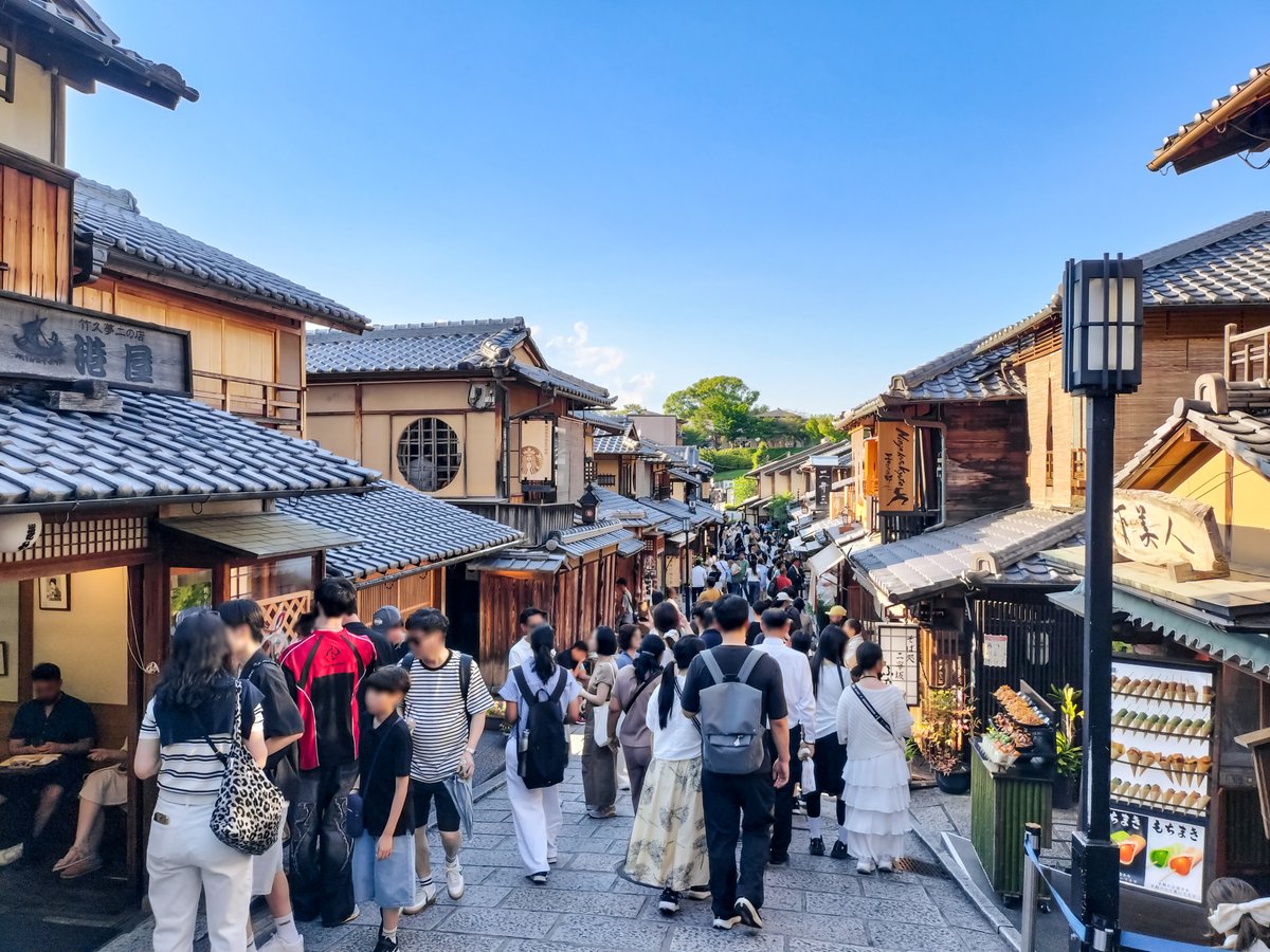 京都 二寧坂石段下から南側を眺める