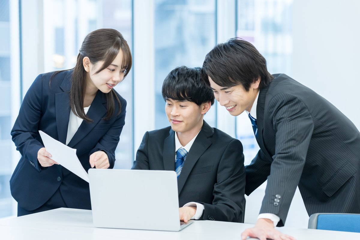 打ち合わせする若いビジネスマン