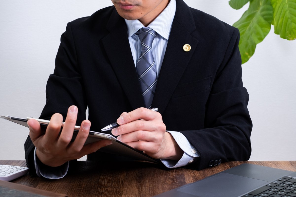 書類を見る弁護士男性のイメージ