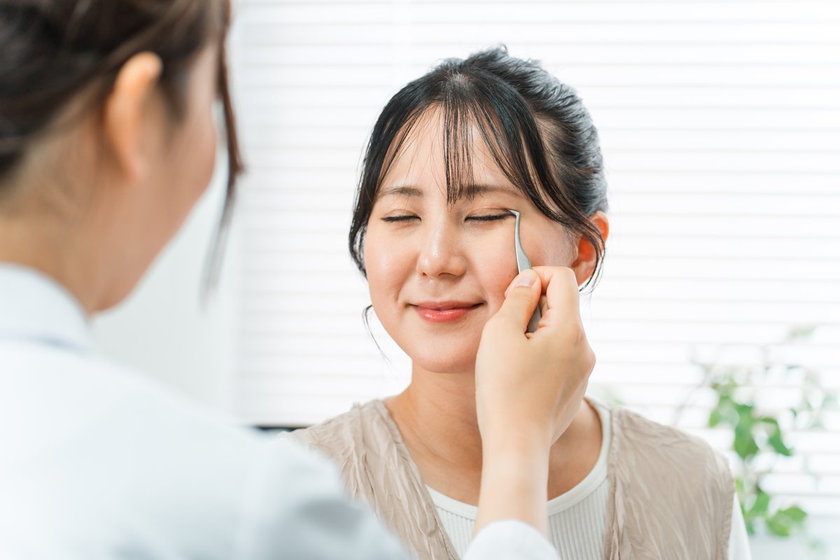 二重整形のシミュレーションをする女性