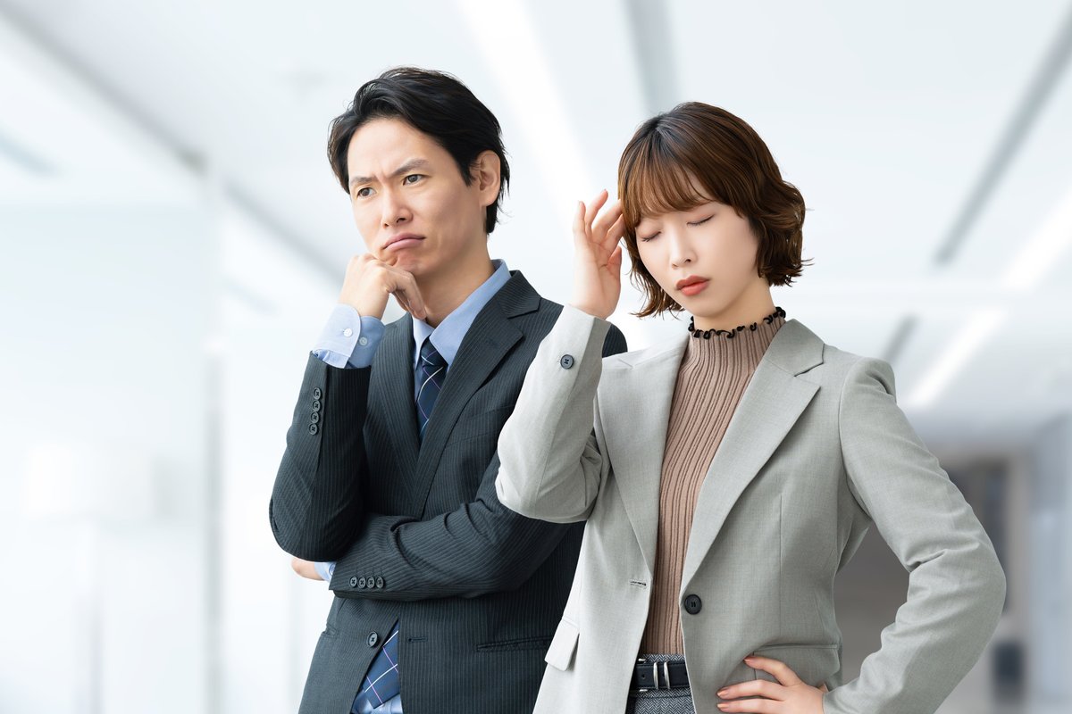考えごとをする男女のビジネスパーソン