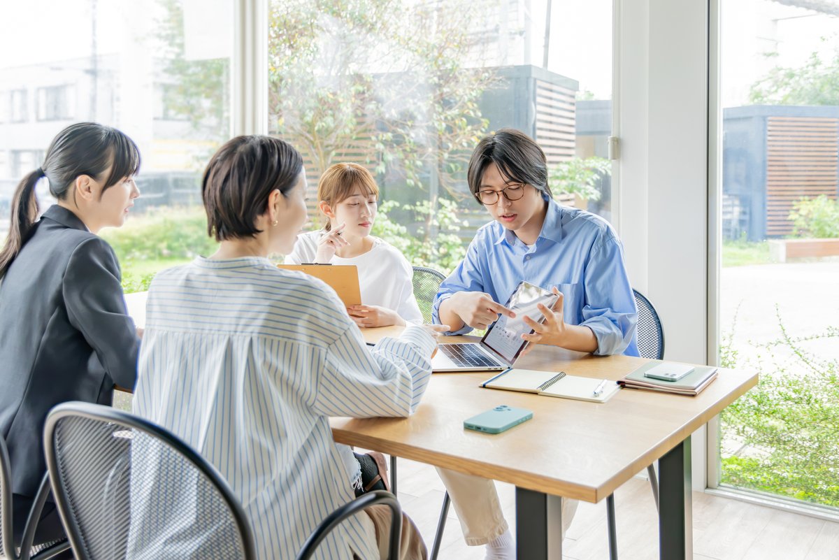 明るい会議室で意見交換するビジネスチーム