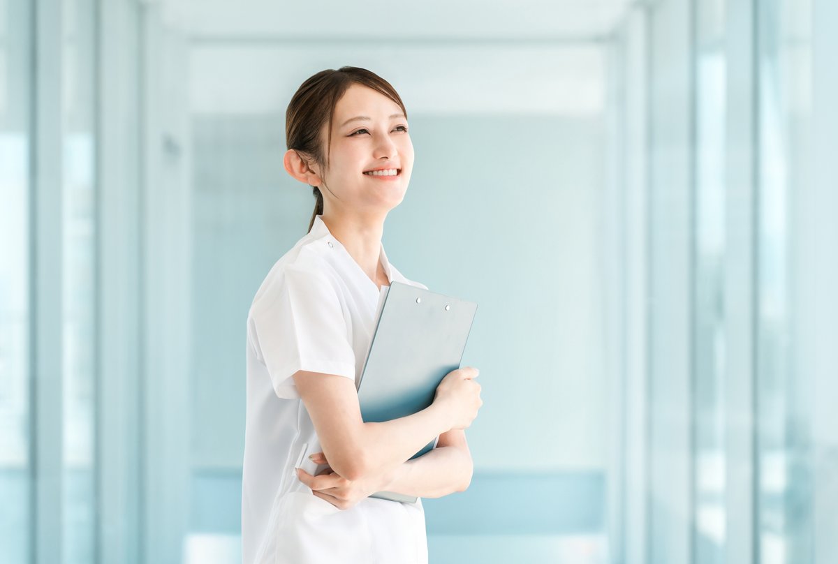 病院,学校にいる看護師,看護学生の女性