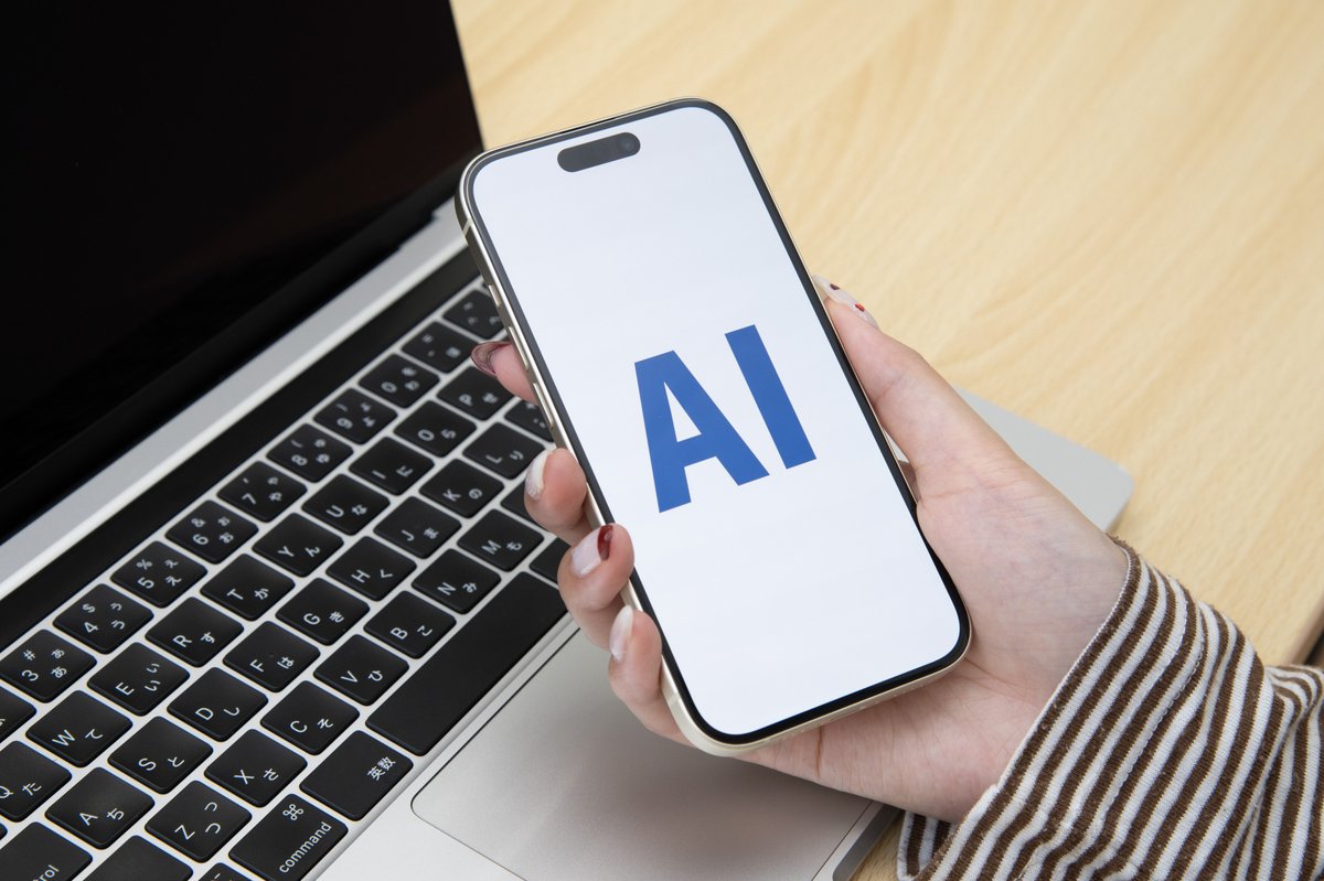AIを利用するスマートフォンのイメージ