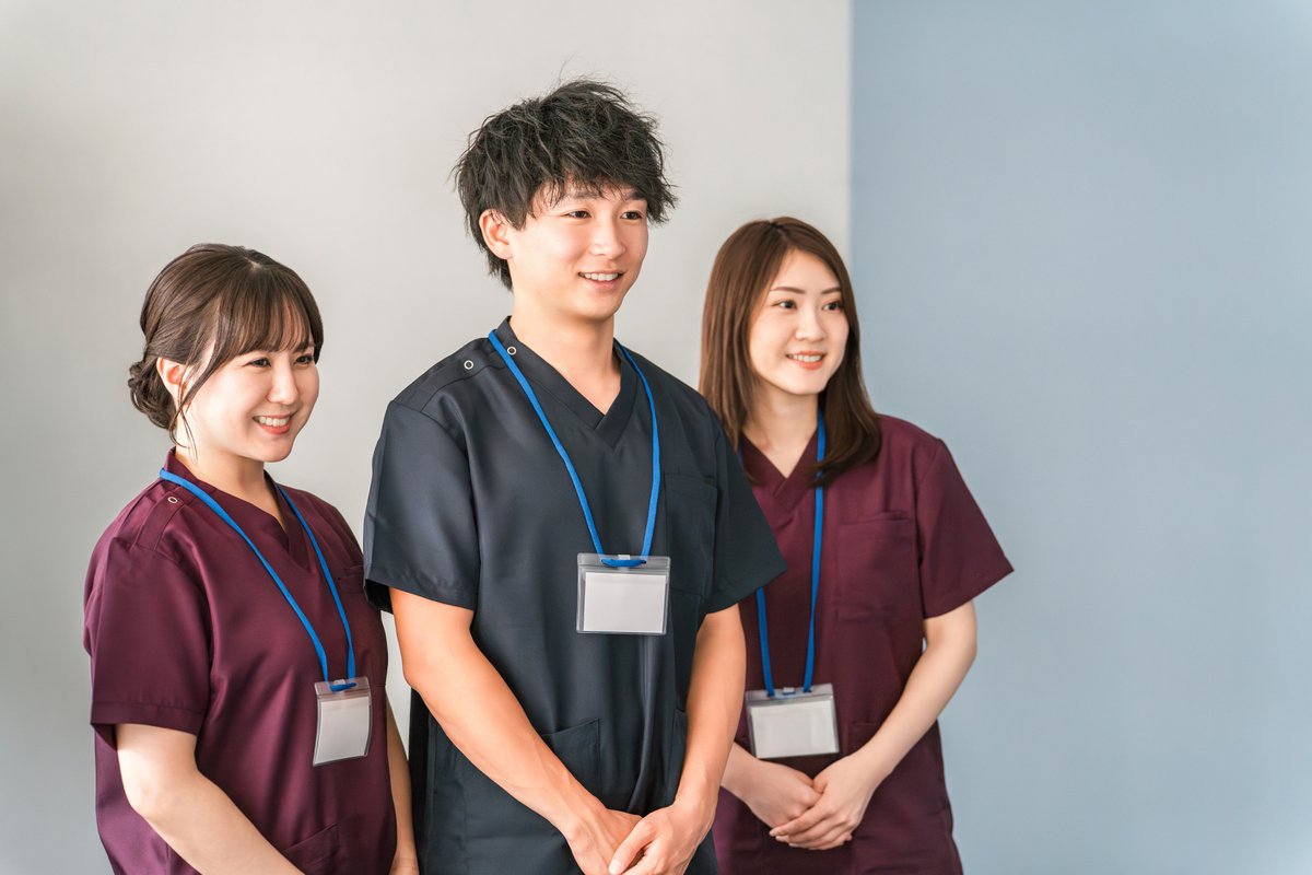 スクラブを着た医師,看護師の男女スタッフ