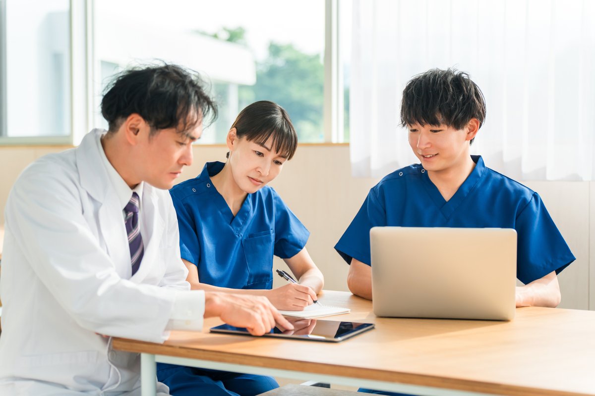 ミーティング,カンファレンスをする医師