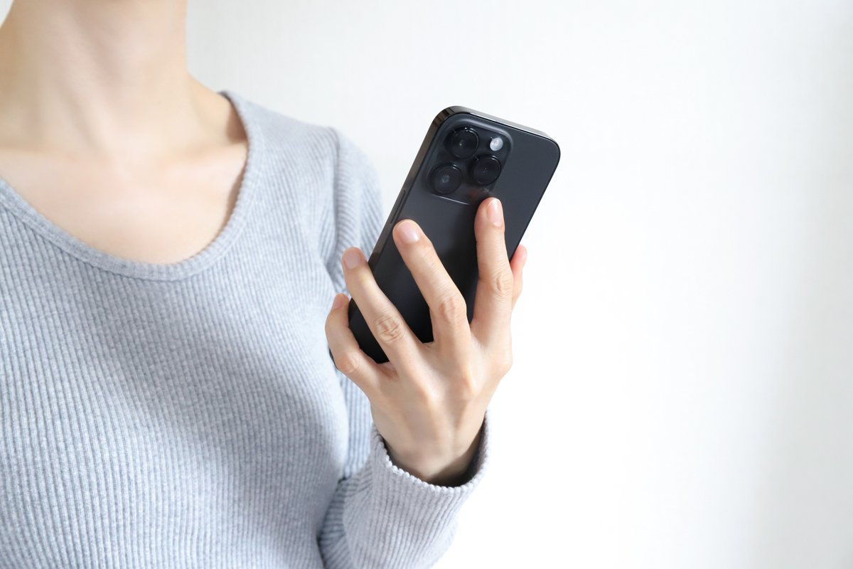 スマホを持った女性